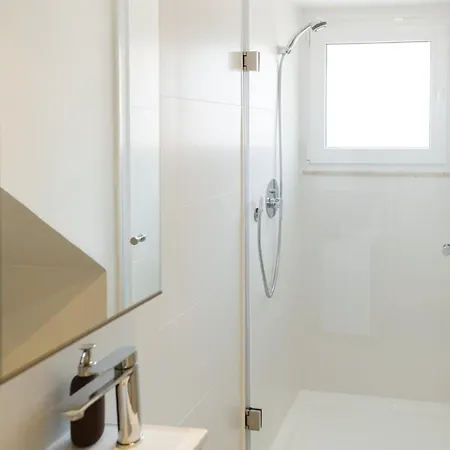 Stylish & Quite Flat In Centre - Cais Do Sodre Lissabon