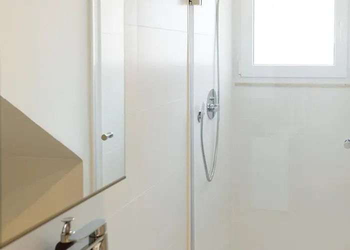 Stylish & Quite Flat In Centre - Cais Do Sodre Lisboa