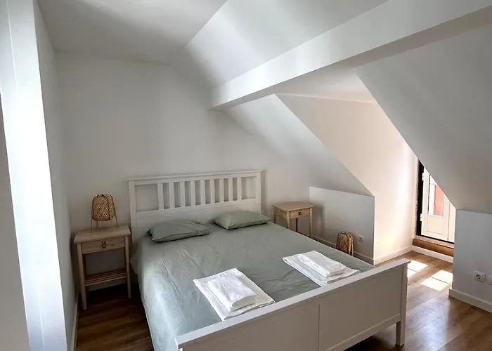 Stylish & Quite Flat In Centre - Cais Do Sodre Lisboa